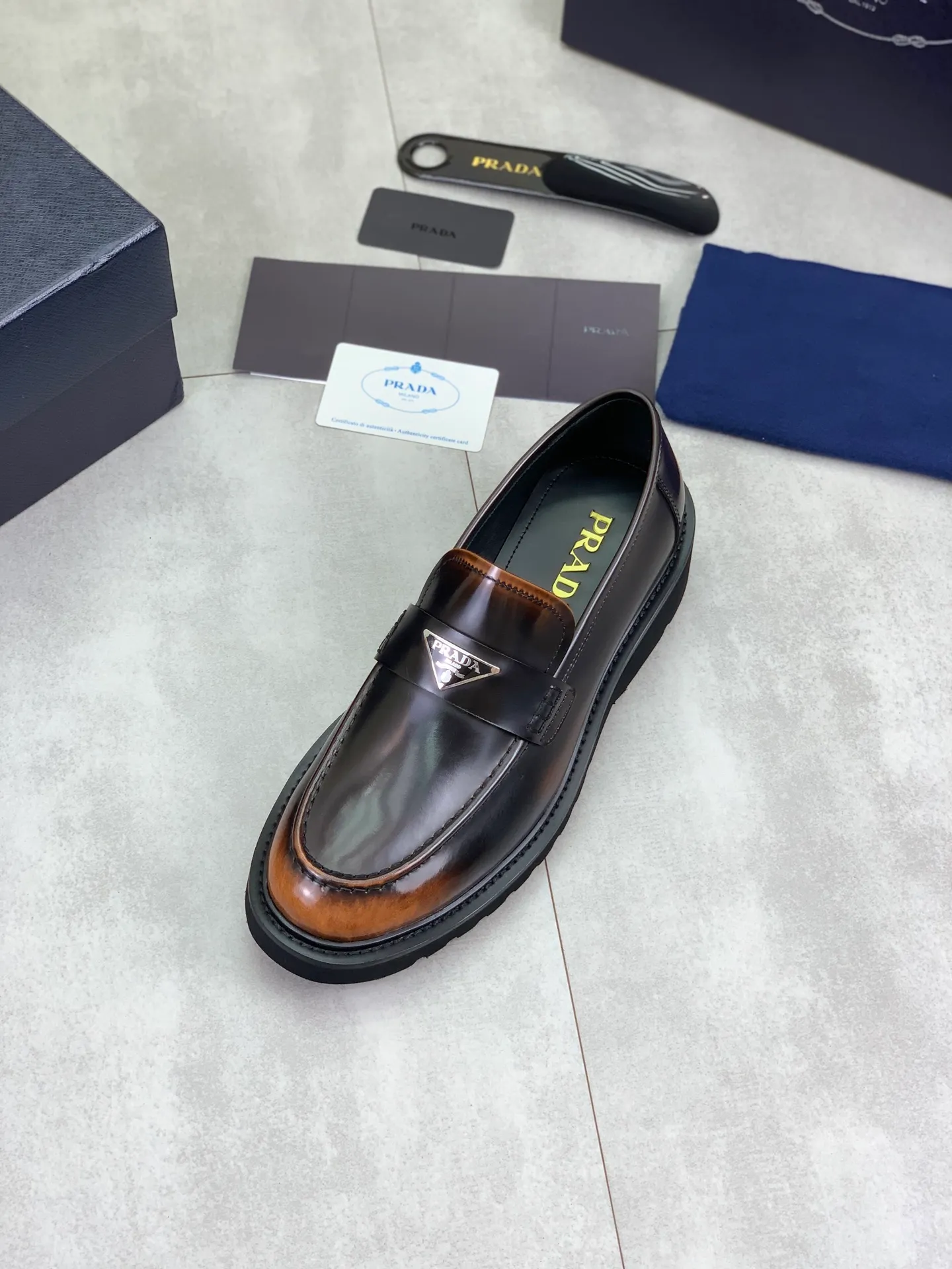 Factory price P880💰Original quality, top version🔱 ＰＲＡＤＡPrada. Men’s business casual leather shoes, top quality products. 1:1 shipment⬆️Luxurious and noble👞All imported original color-brushed edge beads, just to create a more comfortable wearing experience. Upper: Original comfortable open-edge bead rubbed color calfskin➕Top imported water-dyed full cow lining, original high-end lightweight and comfortable TPU foam combination bottom✔️Code number: 39-44 (38 45) 46 47 can be customized)